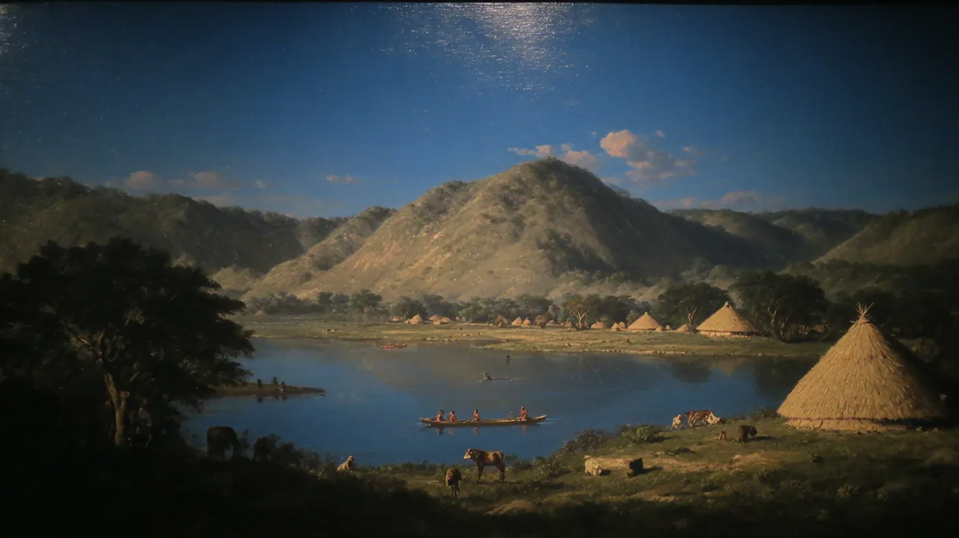 Paisaje de un lago rodeado de montañas con reflejo especular, un pueblo de chozas de techo cónico en la orilla, canoas de madera y animales cerca del agua, en estilo de pintura clásica de paisaje.