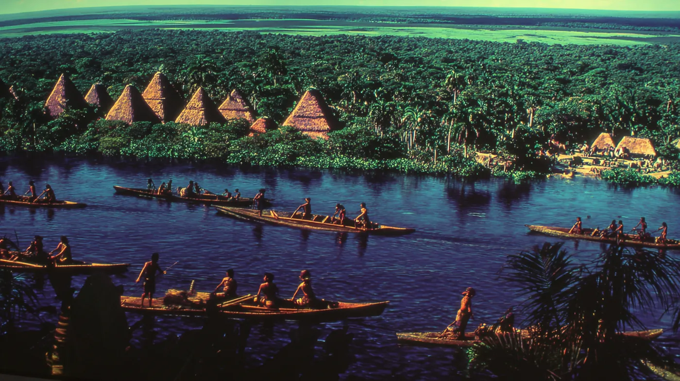 Vista aérea de una aldea con techos cónicos de paja junto a un río ancho, con varias canoas cargadas de remeros navegando entre la selva verde bajo un cielo verdoso en el horizonte.