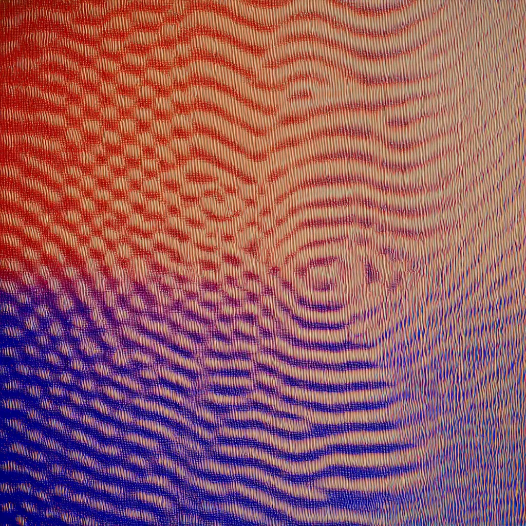 Textura abstracta de líneas onduladas finas en degradado de rojo en la esquina superior izquierda a azul en la esquina inferior derecha, con un patrón de ondas concéntricas en el centro.