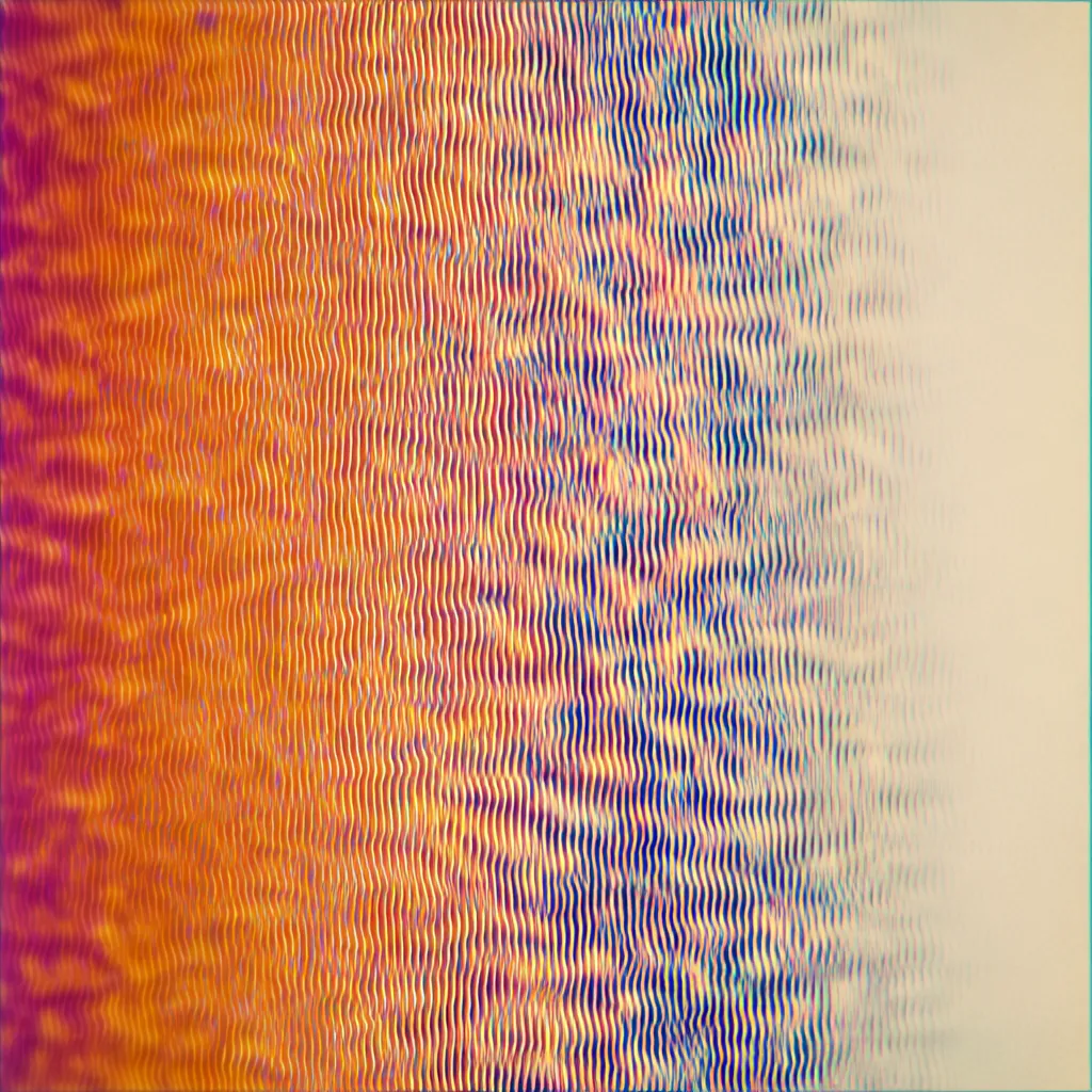 Textura abstracta de líneas onduladas en degradado de naranja intenso a la izquierda hacia blanco a la derecha, con un pequeño destello azul en la esquina superior.