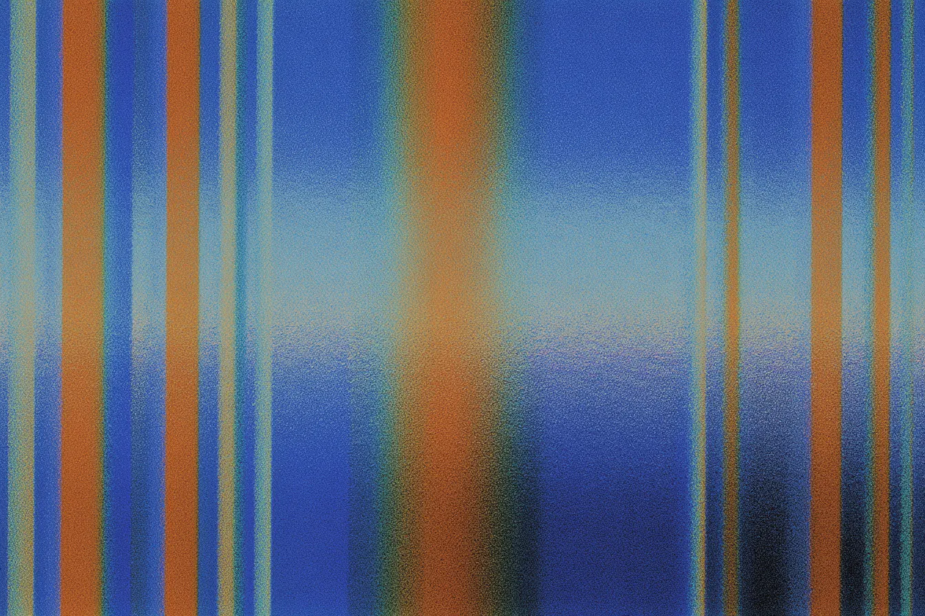 Textura abstracta de franjas verticales alternadas en naranja y azul, con una zona central borrosa y más clara.
