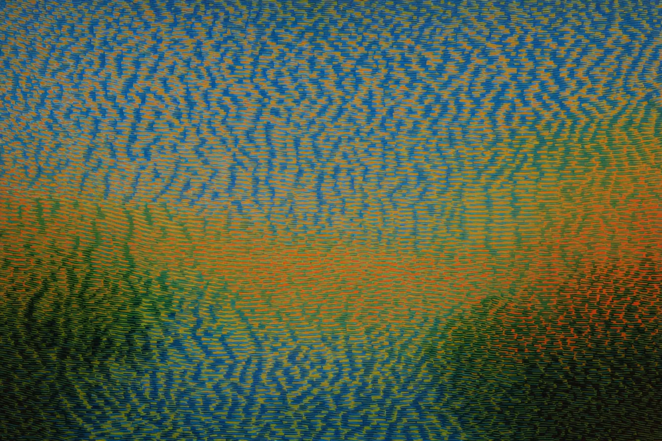 Textura abstracta de bandas horizontales onduladas, azul en la parte superior, verde y naranja en el medio, y oscura en la parte inferior.