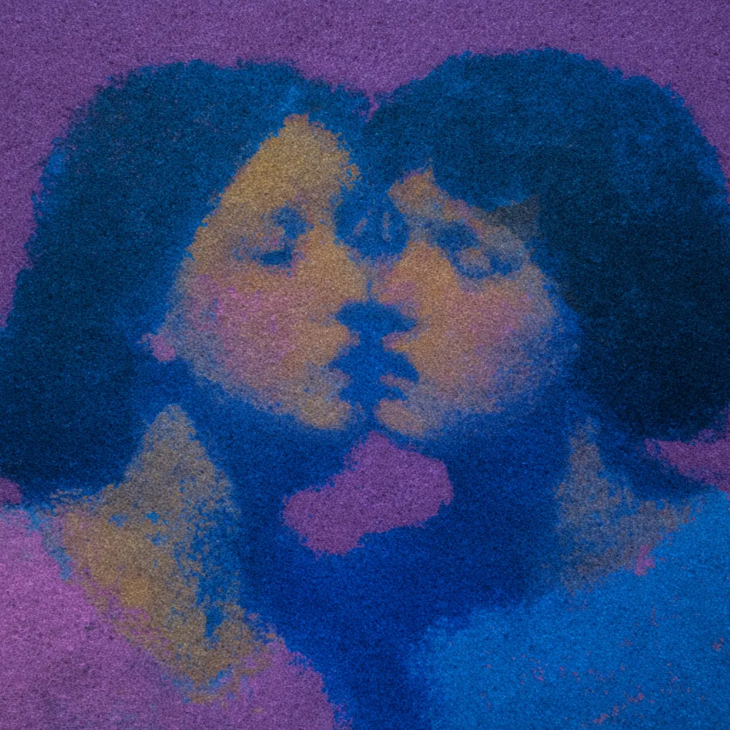 Dos rostros besándose de cerca, representados con manchas y puntos de color azul, dorado y morado sobre un fondo morado, en un estilo pictórico difuminado.