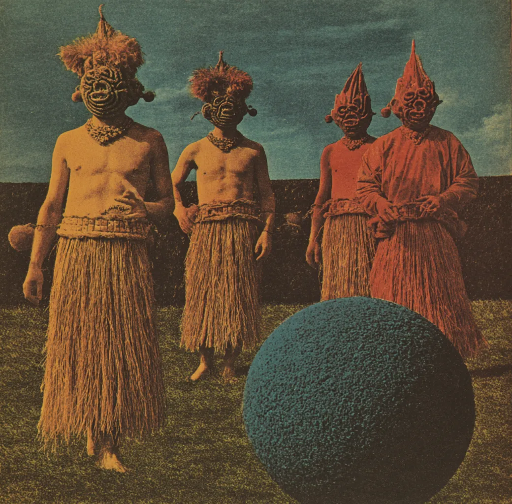 Cuatro personas con máscaras y faldas de rafia de pie sobre un campo, vestidas en tonos ocres y rojizos, junto a una esfera de textura afelpada azul verdosa en primer plano, en una fotografía de tono envejecido.