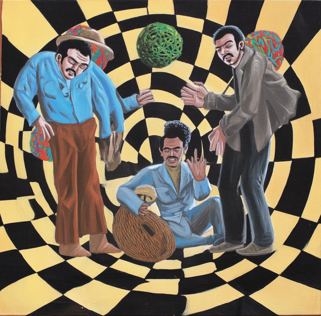 Pintura de tres hombres sobre un fondo de espiral a cuadros blancos y negros, uno sentado tocando un instrumento de cuerdas, con esferas de textura afelpada verde y roja flotando en la escena.