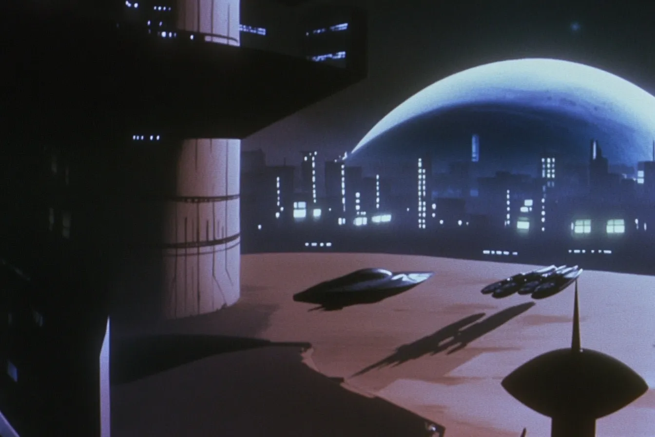 Silueta de una torre en primer plano frente a una ciudad futurista bajo una gran cúpula iluminada, con naves espaciales estacionadas en el suelo, de noche.