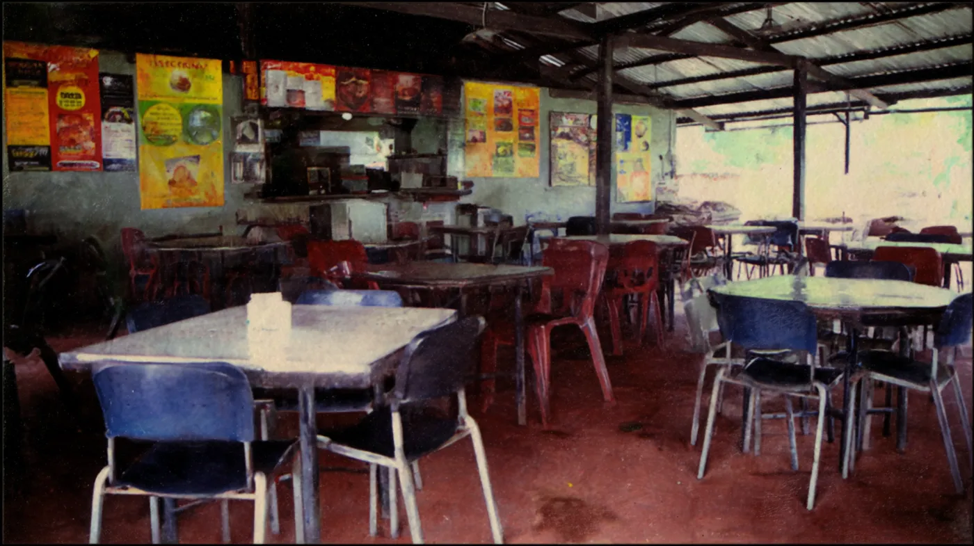 Interior de un restaurante vacío con mesas y sillas de distintos colores y estilos, piso rojo, y afiches y calendarios colgados en la pared del fondo; la imagen tiene una textura pictórica y borrosa.