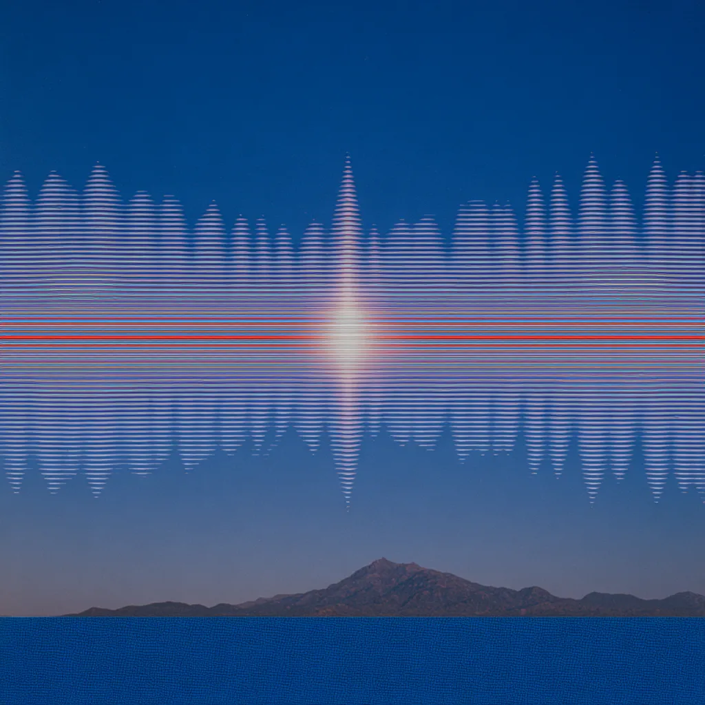 Ilustración minimalista con un punto de luz blanca en el centro rodeado de ondas concéntricas horizontales, cruzado por finas líneas rojas, sobre un fondo azul oscuro con la silueta de una montaña y el mar en la parte inferior.
