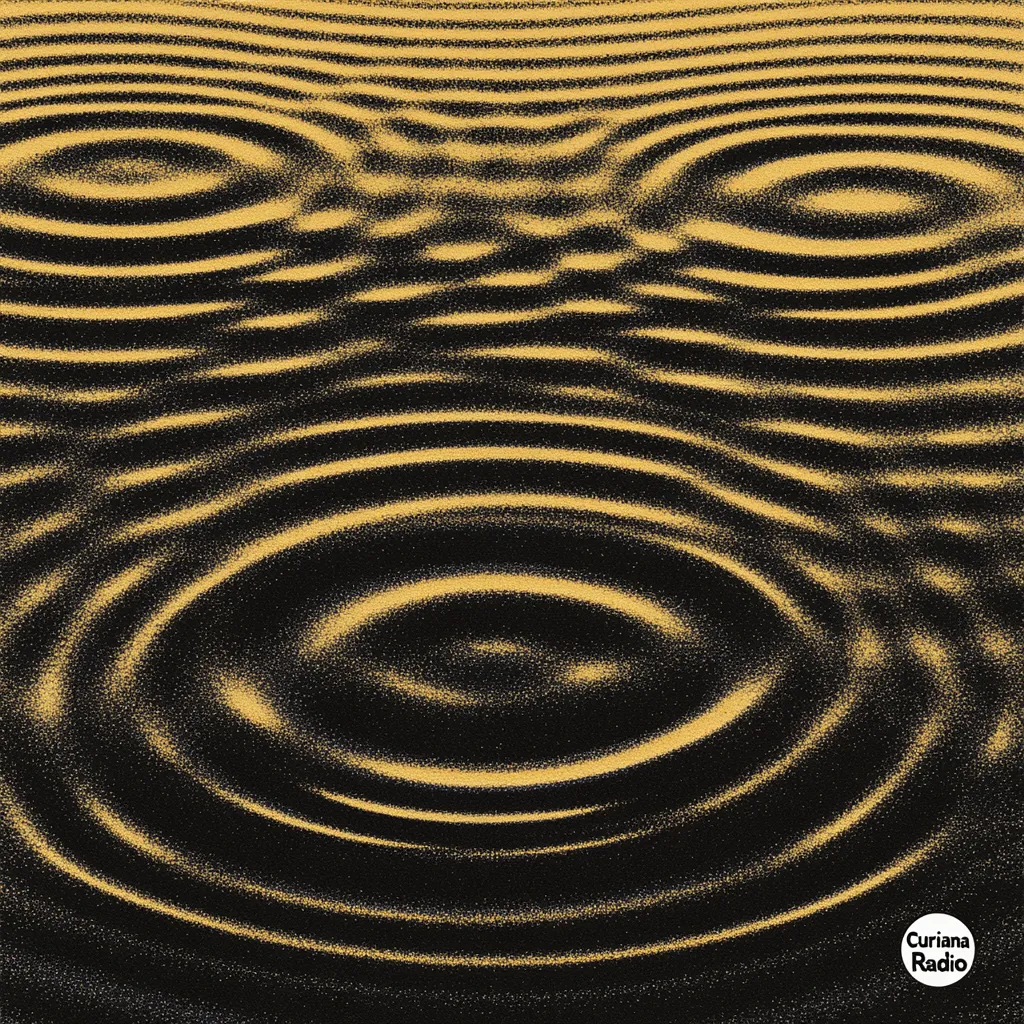 Patrón de ondas doradas y negras entrecruzadas sobre una textura granulada, con un círculo concéntrico en la parte inferior y el logo circular de Curiana Radio.