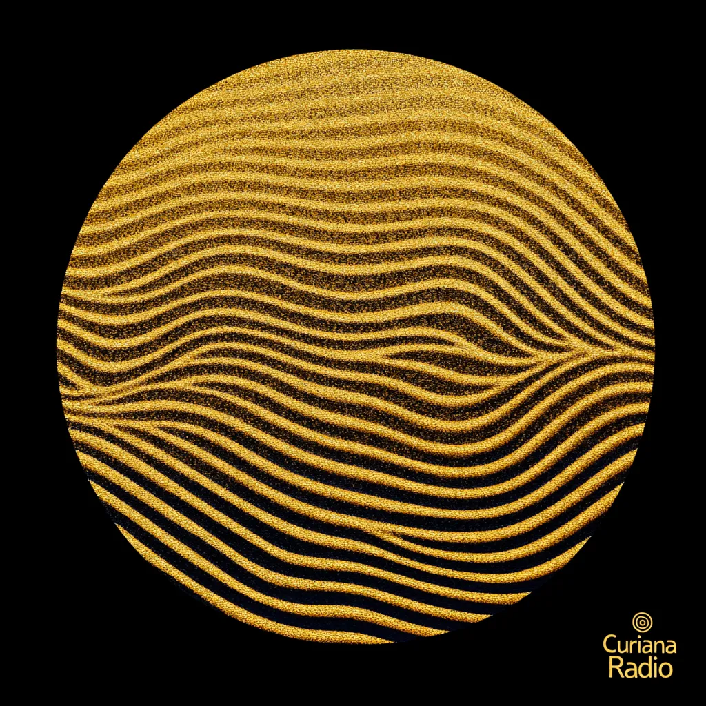 Círculo relleno de textura de arena ondulada horizontal en tonos dorados sobre fondo negro, con el logo circular de Curiana Radio en la esquina inferior derecha.